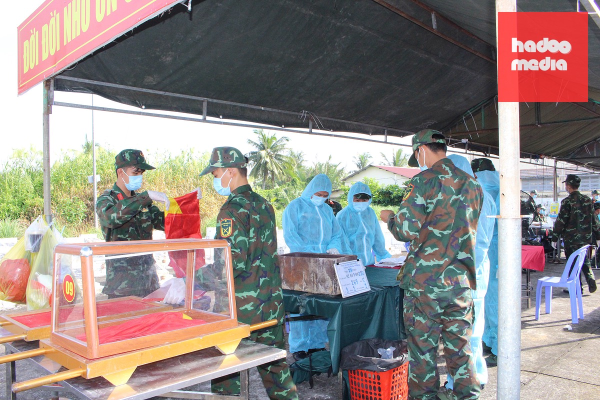 Lấy mẫu hài cốt liệt sĩ chưa rõ thông tin để giám định ADN tại Nghĩa trang liệt sĩ xã Nhu Gia (TP Cần Thơ) - Ảnh: CTV