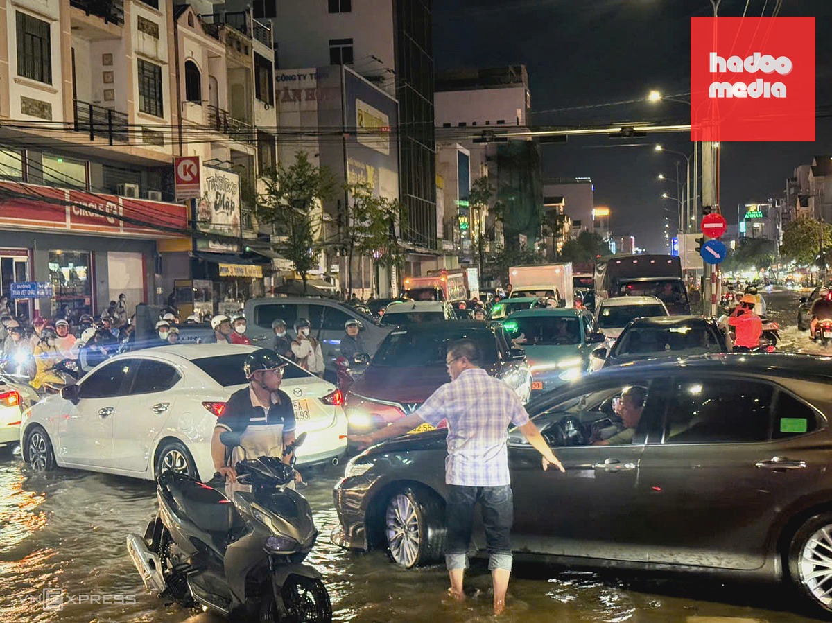 Giao thông Cần Thơ hỗn loạn do mưa lớn và triều cường đạt đỉnh