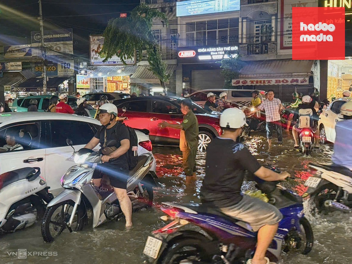 Giao thông Cần Thơ hỗn loạn do mưa lớn và triều cường đạt đỉnh