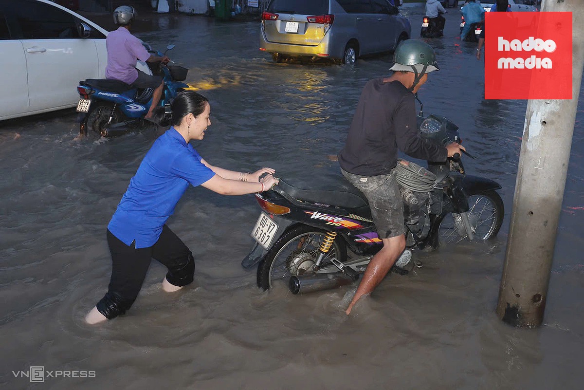 Giao thông Cần Thơ hỗn loạn do mưa lớn và triều cường đạt đỉnh