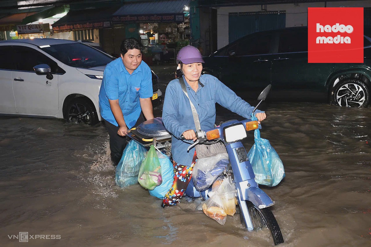Giao thông Cần Thơ hỗn loạn do mưa lớn và triều cường đạt đỉnh