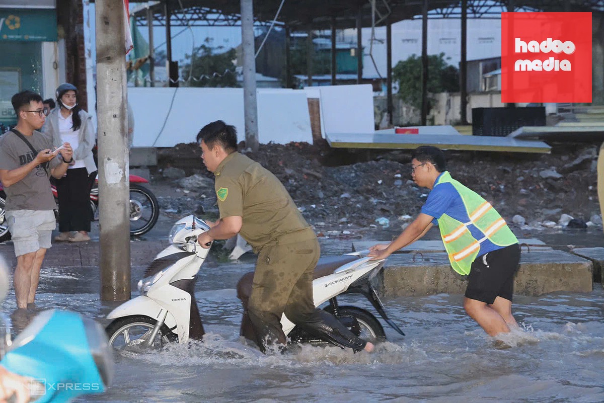 Giao thông Cần Thơ hỗn loạn do mưa lớn và triều cường đạt đỉnh