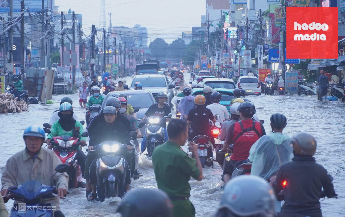 Giao thông Cần Thơ hỗn loạn do mưa lớn và triều cường đạt đỉnh