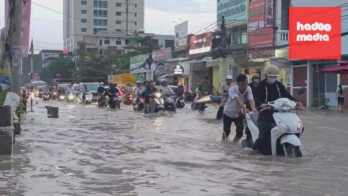 Đường ở Cần Thơ ngập sâu sau mưa lớn kết hợp triều cường. Video: An Bình