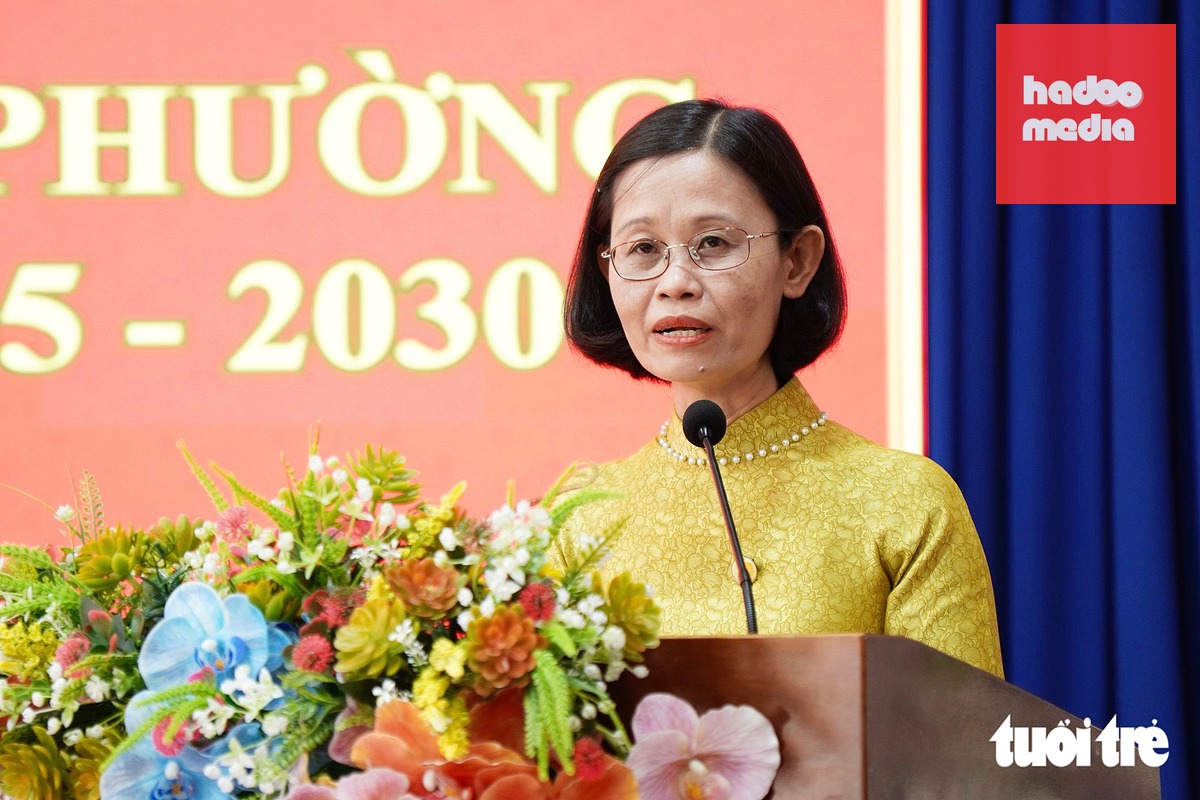 Bí thư Đảng ủy, Chủ tịch HĐND phường Linh Xuân Nguyễn Thị Bé Hai phát biểu tại hội nghị - Ảnh: KỲ PHONG