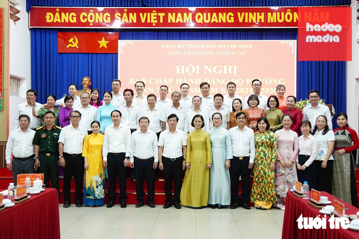 Ông Võ Văn Minh - Ủy viên Trung ương Đảng, Phó bí thư Thành ủy, Chủ tịch HĐND TP.HCM - và các đại biểu, khách mời tham dự Hội nghị Ban chấp hành Đảng bộ phường Linh Xuân, TP.HCM ngày 28-9 - Ảnh: KỲ PHONG