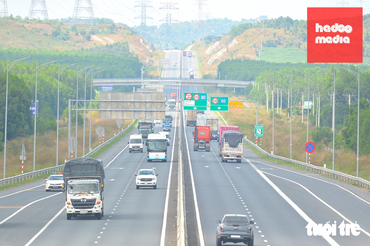 Đoạn cao tốc Phan Thiết - Dầu Giây được đầu tư 4 làn xe hoàn chỉnh, có 2 làn dừng khẩn cấp liên tục đáp ứng nhu cầu cấp thiết vận tải trong bối cảnh quốc lộ 1 song song dự án này đang quá tải - Ảnh: ĐỨC TRONG