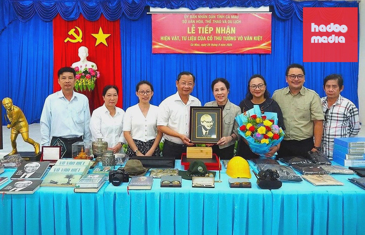Ông Nguyễn Quốc Thanh, Giám đốc Sở Văn hóa, Thể thao và Du lịch tỉnh Cà Mau (thứ 4 từ trái sang) tiếp nhận hiện vật do bà Võ Hiếu Dân, con gái cố Thủ tướng Võ Văn Kiệt, cùng thân nhân gia đình trao tặng. Ảnh: An Phương