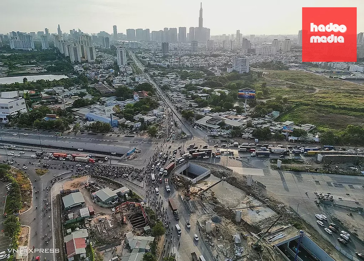 Một phần nút giao An Phú nhìn từ trên cao, phía trước là đường Lương Định Của đang vướng mặt bằng, tháng 4/2026. Ảnh: Quỳnh Trần