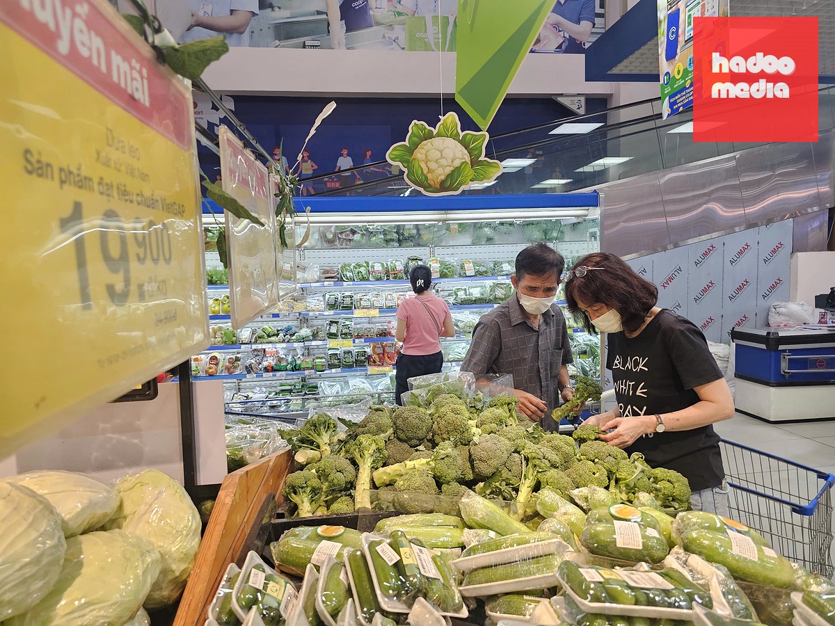 Người mua cân nhắc kỹ từng khoản chi trong bối cảnh chi phí tăng - Ảnh: NHẬT XUÂN