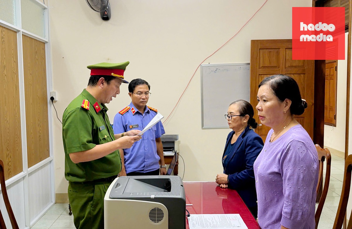 Lực lượng công an tống đạt quyết định khởi tố bị can Bùi Thị Phú và Nguyễn Thị Mai - Ảnh: VĂN TÀI
