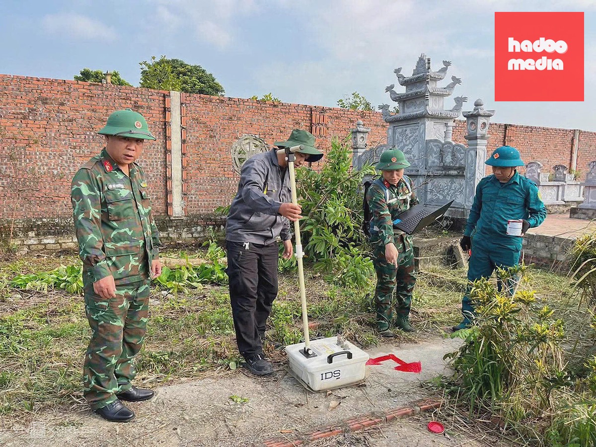 Đơn vị tìm kiếm tổ chức sử dụng thiết bị radar xuyên đất (GPR) phục vụ dò tìm, xác định vị trí mộ tập thể của 8 liệt sĩ thời kỳ chống Pháp tại khu vực Mả Chìa. Ảnh: Vũ Trường