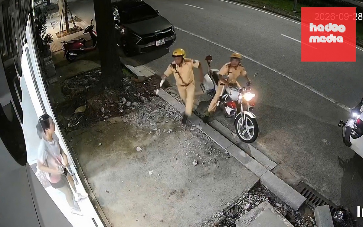 Cảnh sát giao thông Công an TP Huế dừng xe tuần tra, lao vào nhà dân hỗ trợ người có dấu hiệu bị đột quỵ đi cấp cứu - Ảnh cắt từ clip
