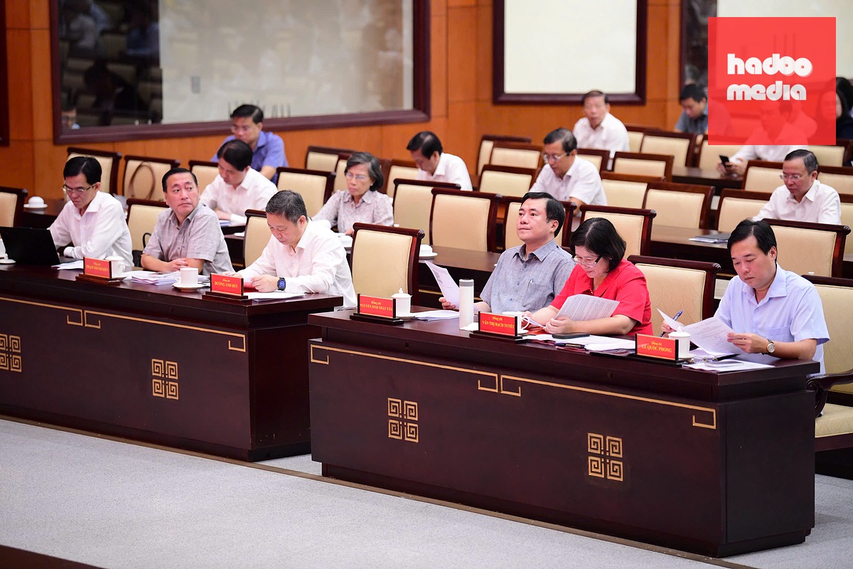 Phó bí thư thường trực Thành ủy TP.HCM Lê Quốc Phong (bìa phải) cùng các Phó bí thư Văn Thị Bạch Tuyết, Nguyễn Sinh Nhật Tân và Ban Thường vụ Thành ủy TP dự hội nghị - Ảnh: QUANG ĐỊNH