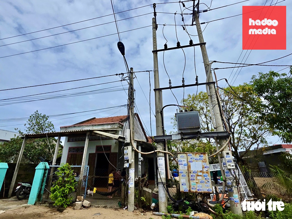 Trụ điện đặt trạm biến áp nằm sát nhà dân ở khu phố Đa Ngư, phường Hòa Hiệp, Đắk Lắk - Ảnh: MINH CHIẾN