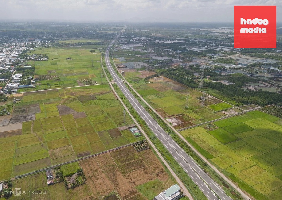 Cao tốc Bến Lức - Long Thành đi qua nhiều dạng cảnh quan từ vùng ngập mặn, rừng cao su đến những cánh đồng lúa bạt ngàn. Ảnh: Quỳnh Trần