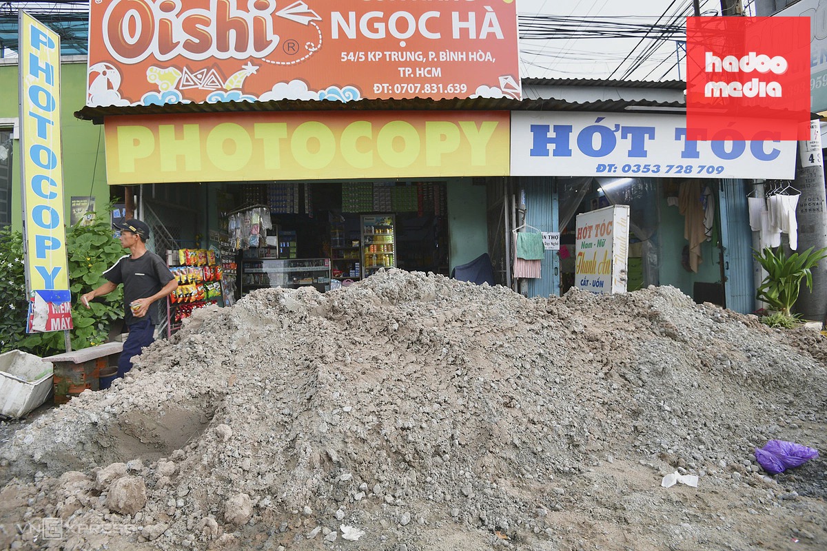 Nhà dân thấp hơn mặt đường quốc lộ cửa ngõ TP HCM sau nâng nền