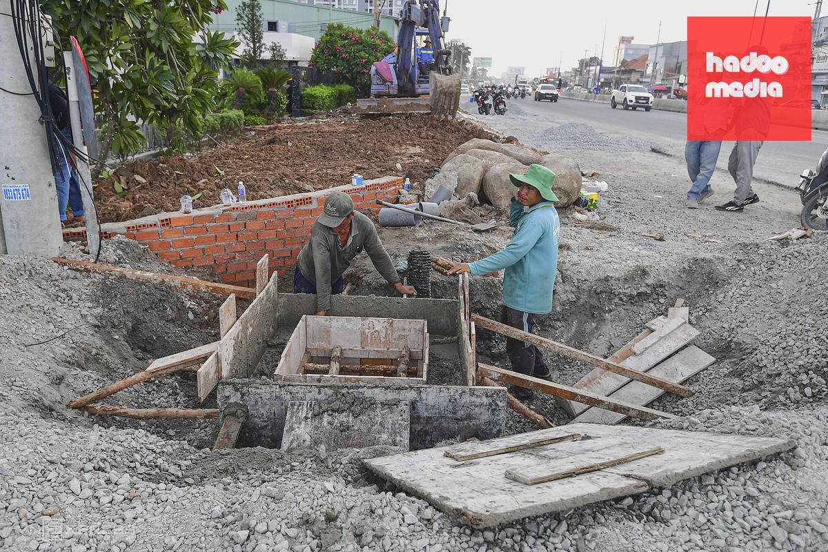 Nhà dân thấp hơn mặt đường quốc lộ cửa ngõ TP HCM sau nâng nền