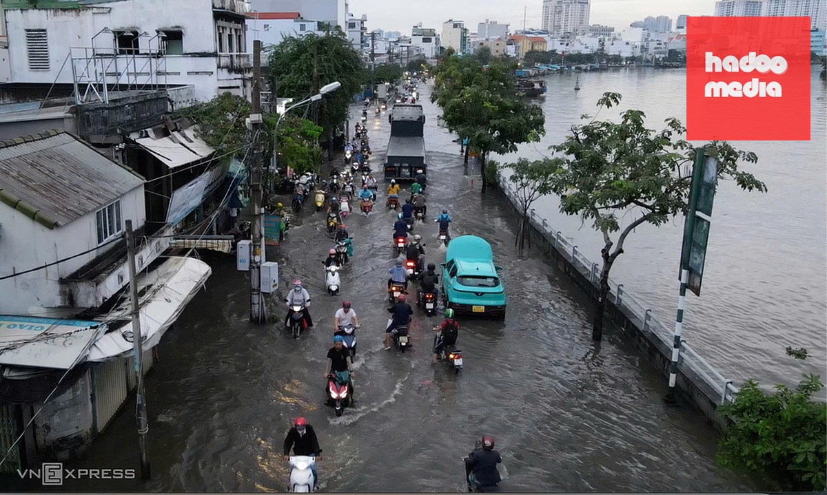 Đường Trần Xuân Soạn ngập nặng mỗi khi triều cường lên cao trùng trời mưa. Ảnh: Đình Văn