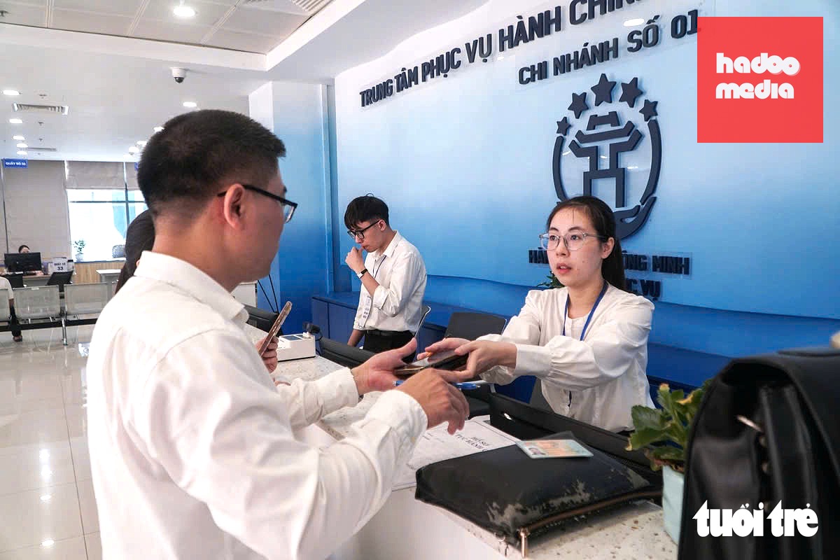 Người dân làm thủ tục hành chính - Ảnh: PHẠM TUẤN