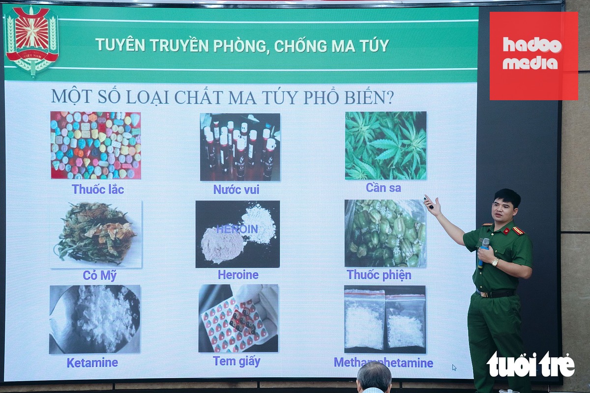 Thiếu tá Vũ Đình Thinh đại diện PC04 tuyên truyền phòng chống ma túy đến cán bộ công nhân viên công ty viễn thông TP.HCM tại hội nghị triển khai mô hình “Đơn vị không ma túy” - Ảnh: HỮU DUY