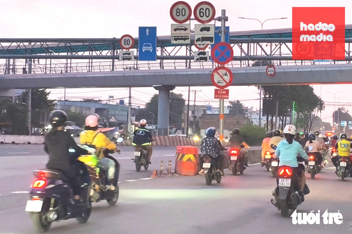 Một người lái xe máy chạy vào làn ô tô quốc lộ 22 (nay là đường Lê Quang Đạo) dù khu vực này có biển cấm - Ảnh: NGỌC KHẢI