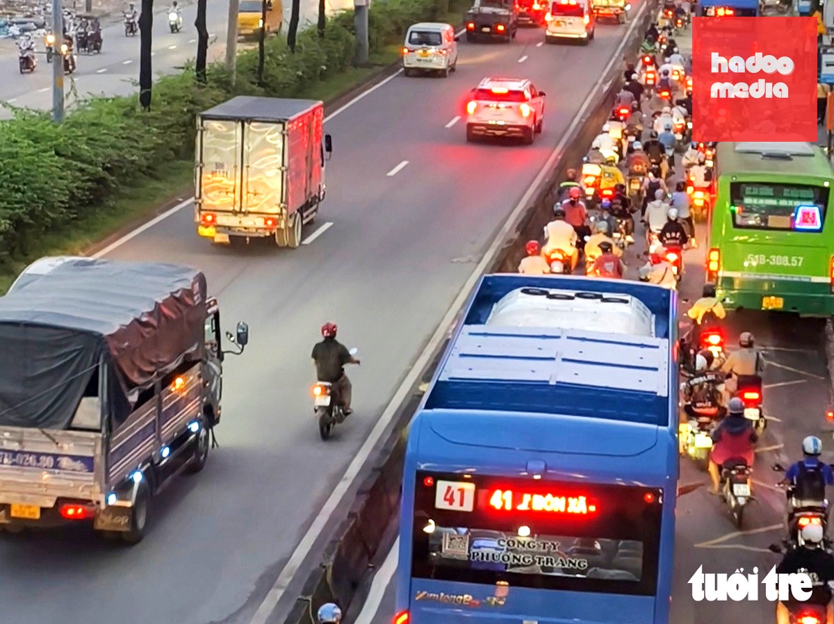 Một người chạy xe máy vào làn ô tô quốc lộ 22 (nay là đường Lê Quang Đạo) vào chiều 28-9 - Ảnh: NGỌC KHẢI