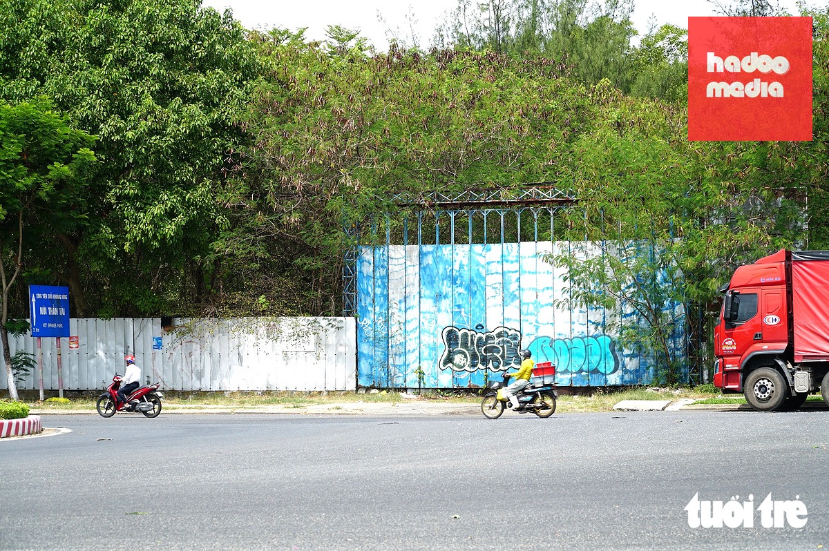 Phía cổng ra vào công trình trước đây - Ảnh: ĐOÀN CƯỜNG