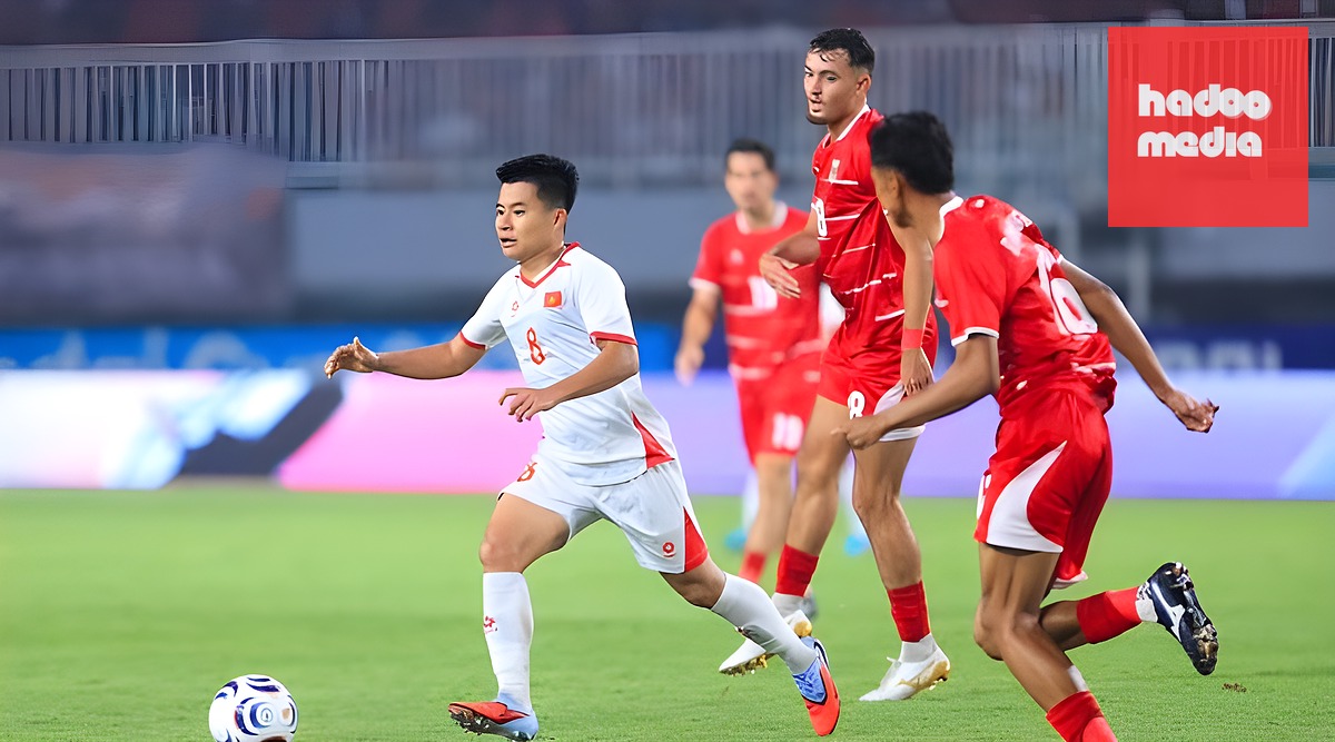 Thành Long không to cao, nhưng khiến tất cả phải ngước nhìn. Ảnh: FBNV.