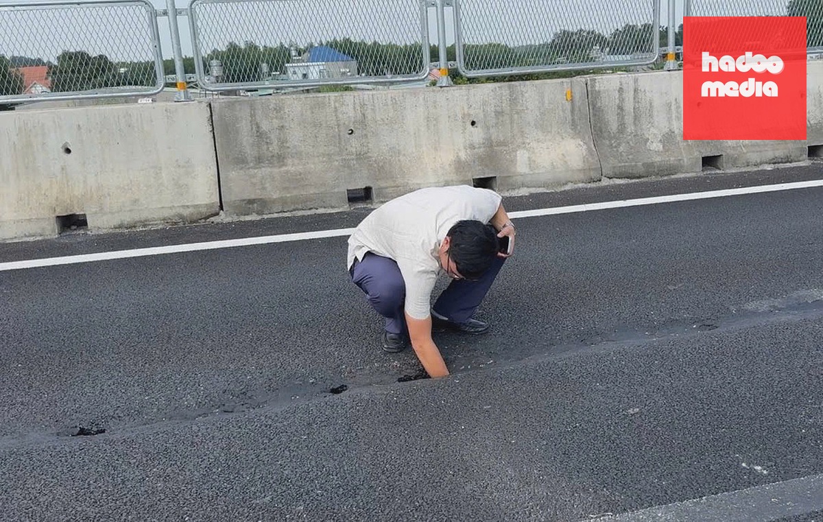 Mặt đường xuất hiện các lỗ lọt cả bàn tay, bên dưới bị khoét rộng. Ảnh: Thái Hà