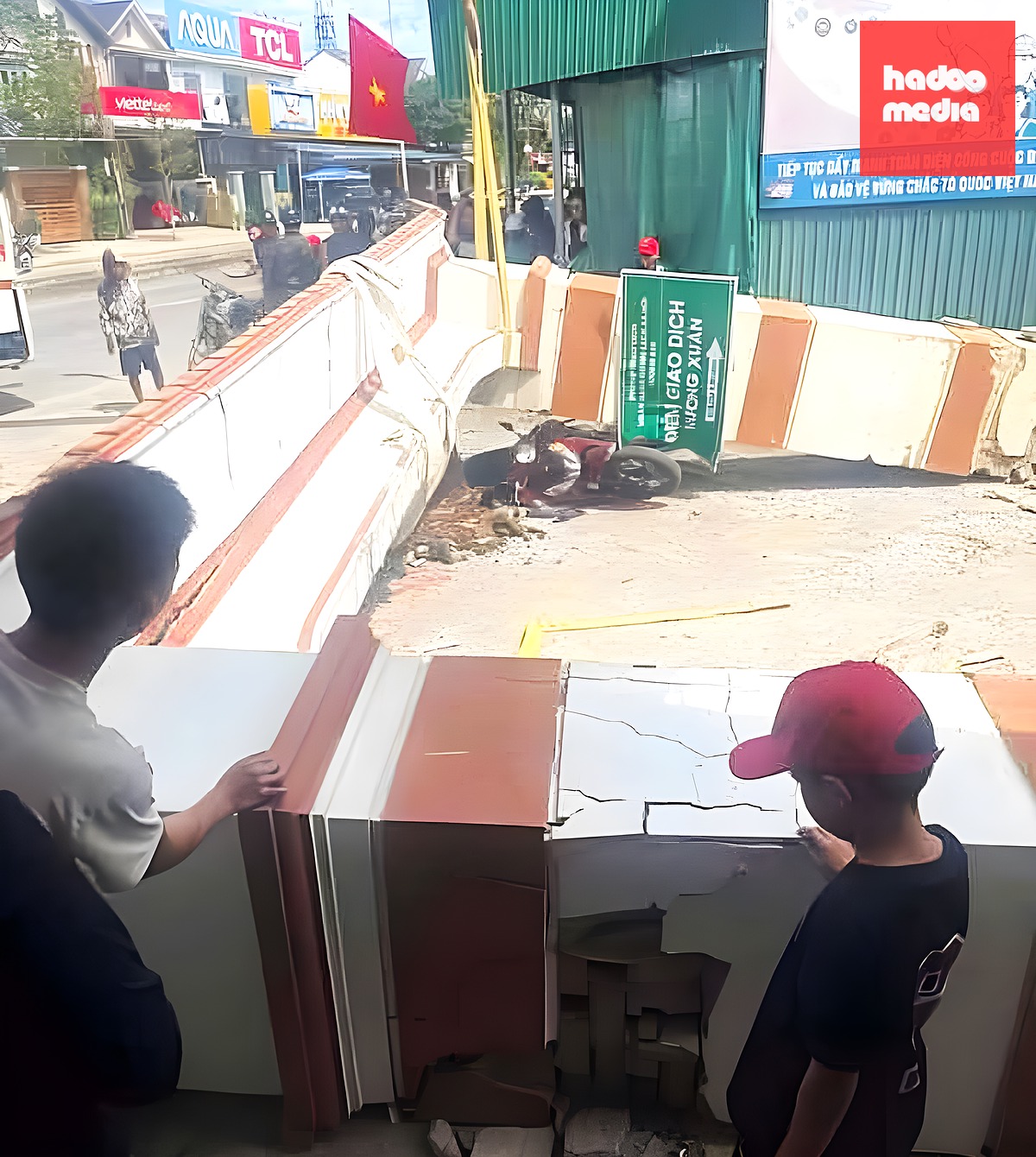 Hiện trường cổng chào đè trúng hai mẹ con đi xe máy tại xã Hương Khê - Ảnh: H.A.