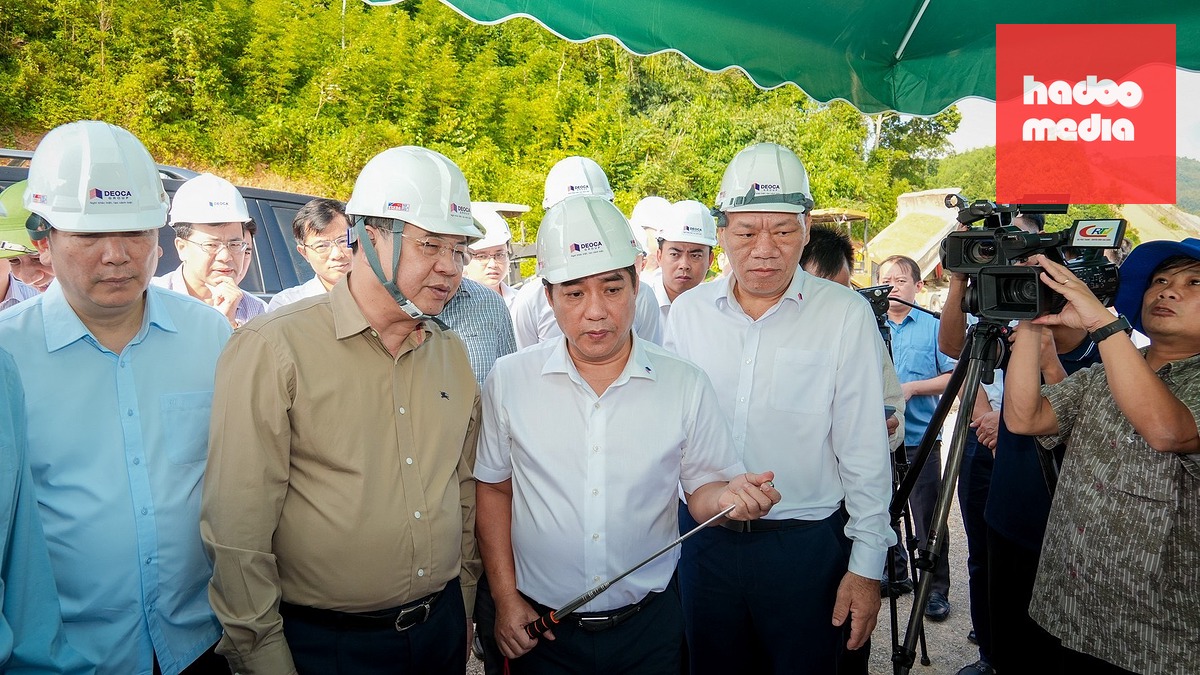Phó thủ tướng thường trực  Phạm Gia Túc đến kiểm tra công trường cao tốc Đồng Đăng - Trà Lĩnh - Ảnh: QUÝ NGUYỄN