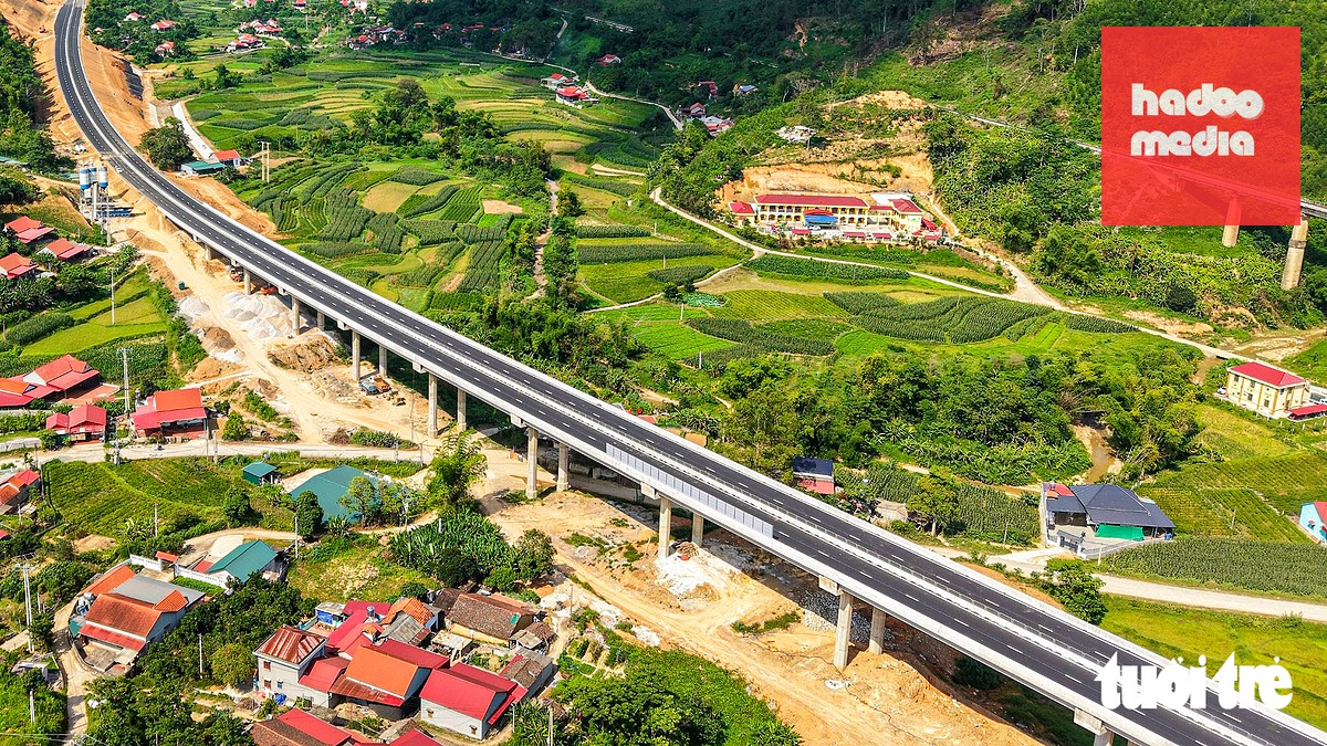 Khoảng 27km đầu tuyến cao tốc Hữu Nghị - Chi Lăng đã hoàn thiện mặt đường và hệ thống an toàn giao thông - Ảnh: HỒNG QUANG