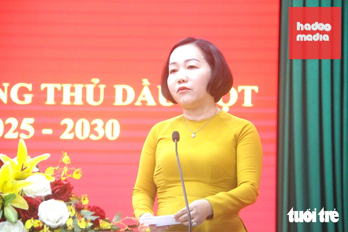Bà Nguyễn Thu Cúc - Bí thư Đảng ủy, Chủ tịch HĐND phường Thủ Dầu Một, TP.HCM - phát biểu tại hội nghị - Ảnh: BÁ SƠN
