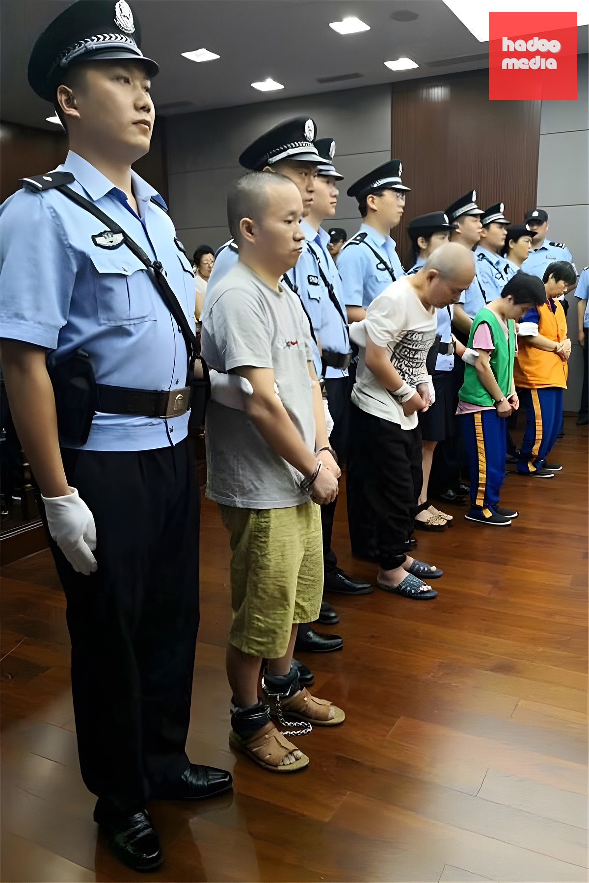 Lý Trung Cát cùng bố mẹ nuôi và vợ trong phiên tòa xét xử năm 2018. Ảnh: Huanqiu