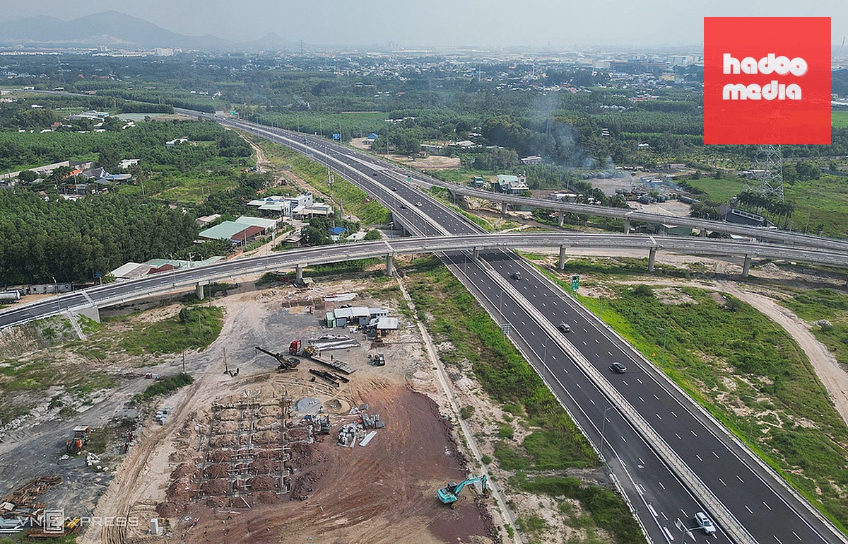 Xe chạy trên cao tốc Biên Hòa - Vũng Tàu (phía dưới) đoạn qua nút giao Tân Hiệp, chiều 29/9. Ảnh: Quỳnh Trần