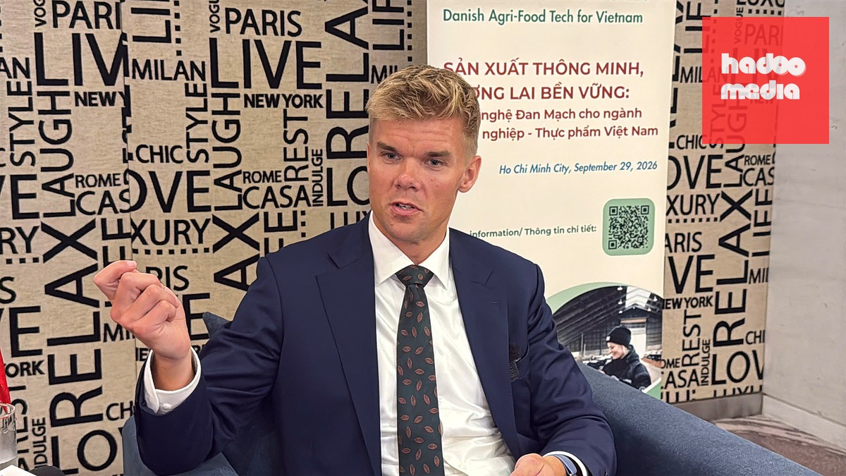 Ông Lasse Pedersen Hjortshøj, Trưởng Bộ phận Thương mại và Đầu tư, Đại sứ quán Đan Mạch, chia sẻ với báo chí tại hội thảo - Ảnh: HÀ PHƯƠNG