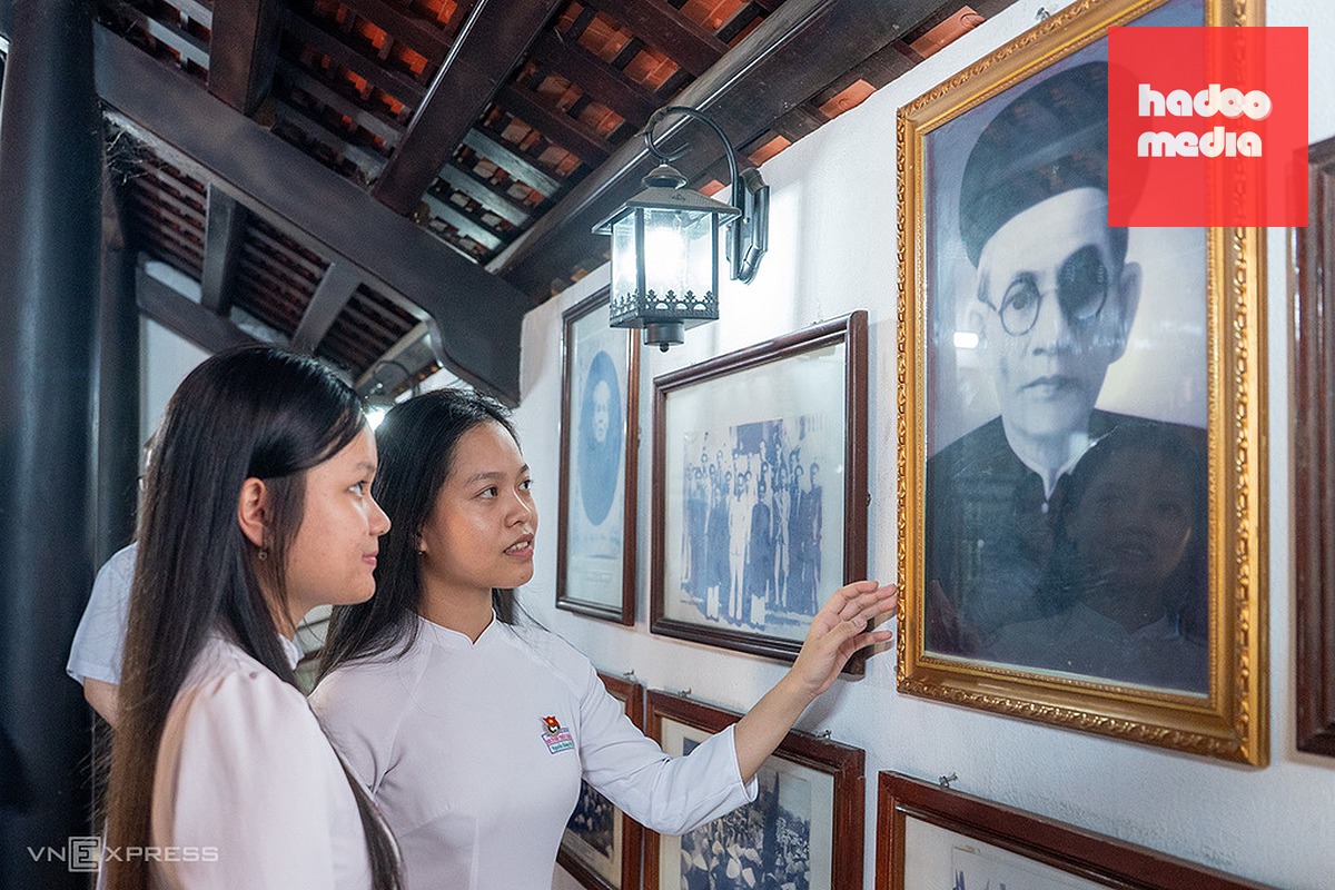Học sinh Trường THPT Huỳnh Thúc Kháng tại xã Thạnh Bình đến Nhà lưu niệm để tìm hiểu về thân thế, sự nghiệp của cụ Huỳnh. Ảnh: Nguyễn Đông