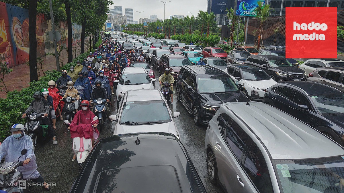 Mưa lớn gây ngập sâu, kẹt xe nghiêm trọng ở TP HCM sáng 30/9