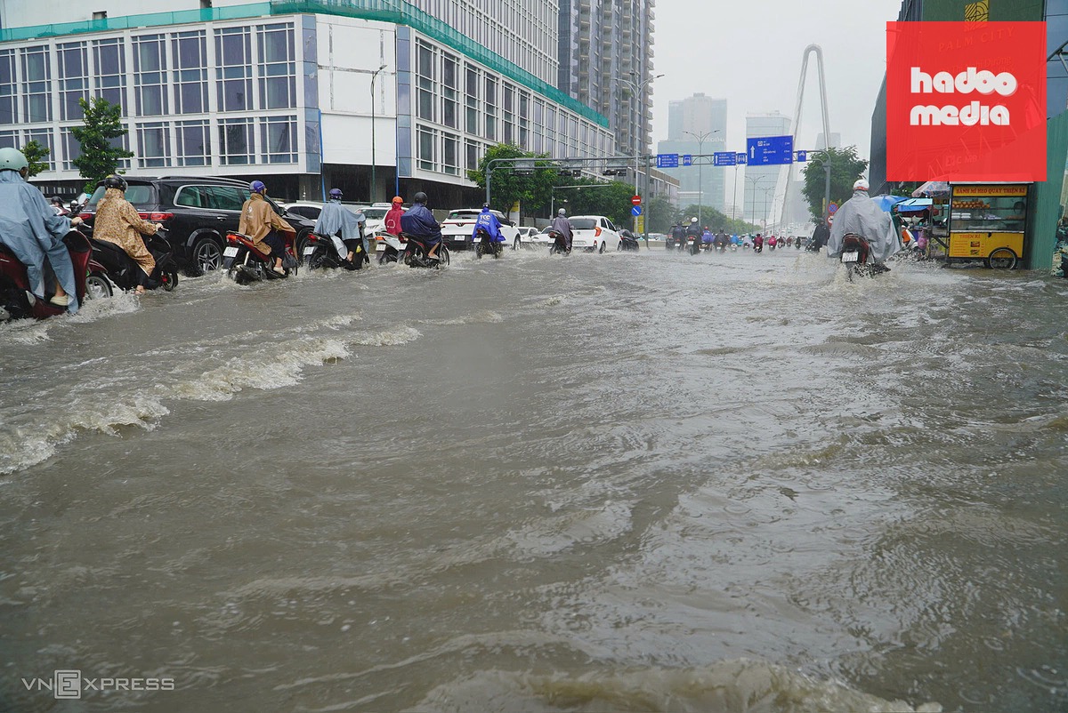 Mưa lớn gây ngập sâu, kẹt xe nghiêm trọng ở TP HCM sáng 30/9