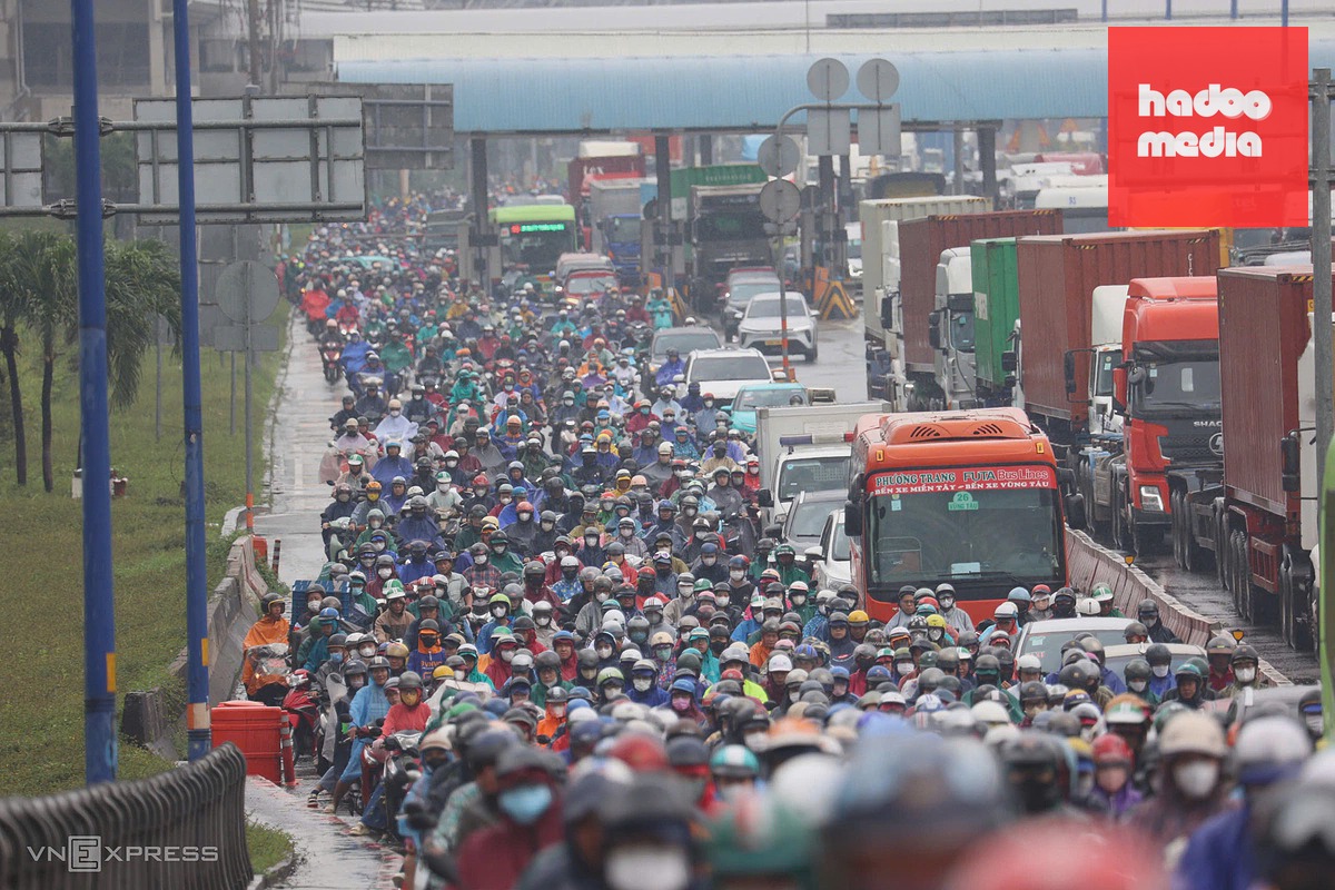 Mưa lớn gây ngập sâu, kẹt xe nghiêm trọng ở TP HCM sáng 30/9