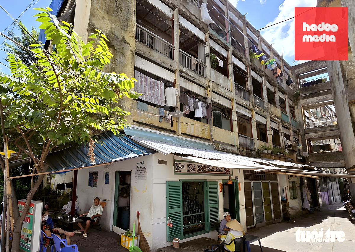 Cư xá Vĩnh Hội (phường Khánh Hội) xuống cấp đã lâu và thuộc diện nguy hiểm cần di dời - Ảnh: ÁI NHÂN