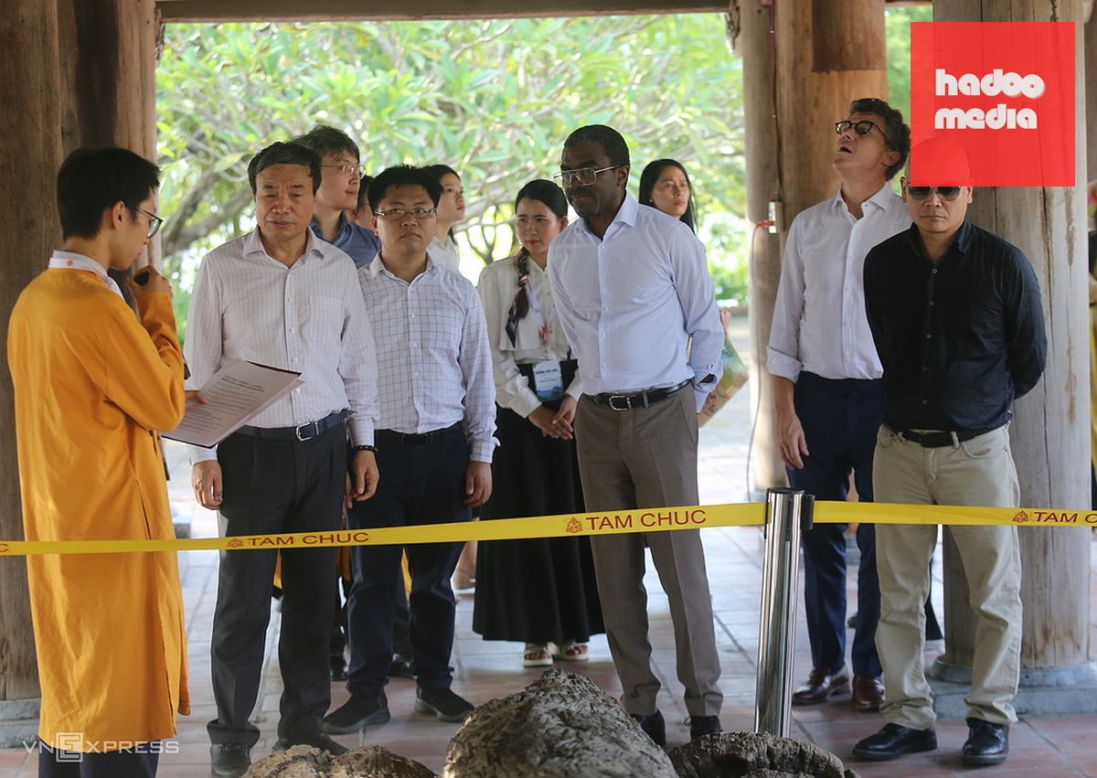 Ông Lazare Eloundou Assomo, Giám đốc Trung tâm Di sản Thế giới tham quan đình Tam Chúc, Ninh Bình chiều 30/9. Ảnh: Gia Chính
