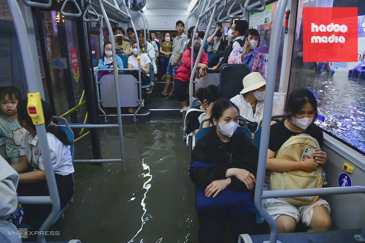 Mưa lớn gây ngập sâu, xe buýt và hàng quán TP HCM bị ảnh hưởng nặng