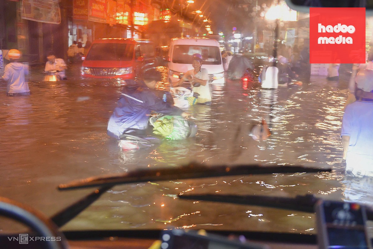 Mưa lớn gây ngập sâu, xe buýt và hàng quán TP HCM bị ảnh hưởng nặng
