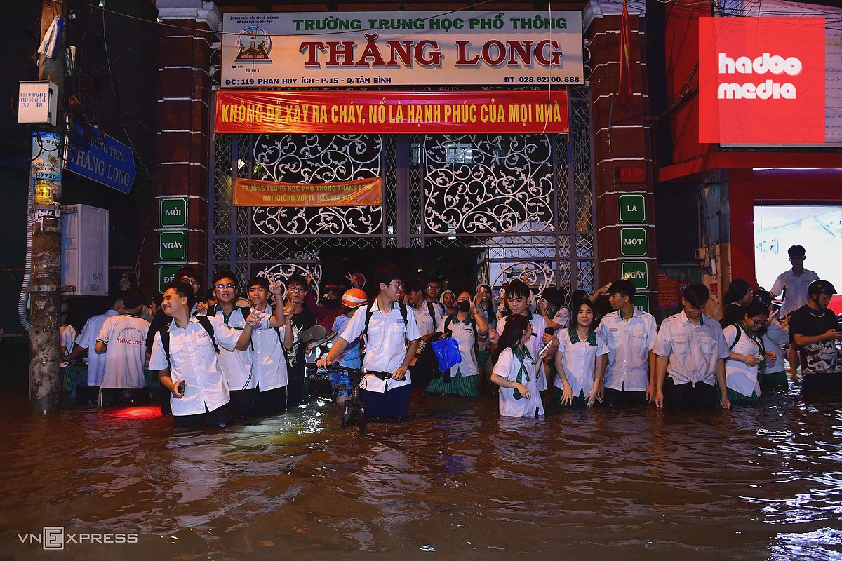 Mưa lớn gây ngập sâu, xe buýt và hàng quán TP HCM bị ảnh hưởng nặng
