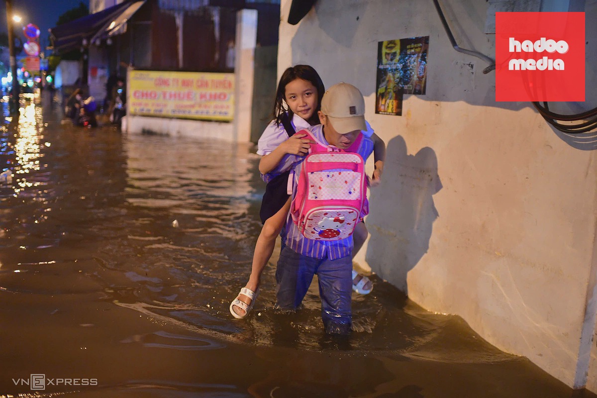 Mưa lớn gây ngập sâu, xe buýt và hàng quán TP HCM bị ảnh hưởng nặng