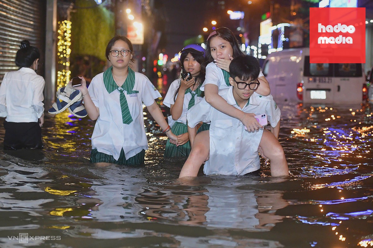 Mưa lớn gây ngập sâu, xe buýt và hàng quán TP HCM bị ảnh hưởng nặng
