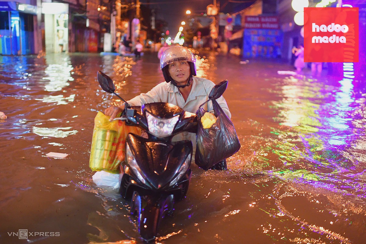 Mưa lớn gây ngập sâu, xe buýt và hàng quán TP HCM bị ảnh hưởng nặng