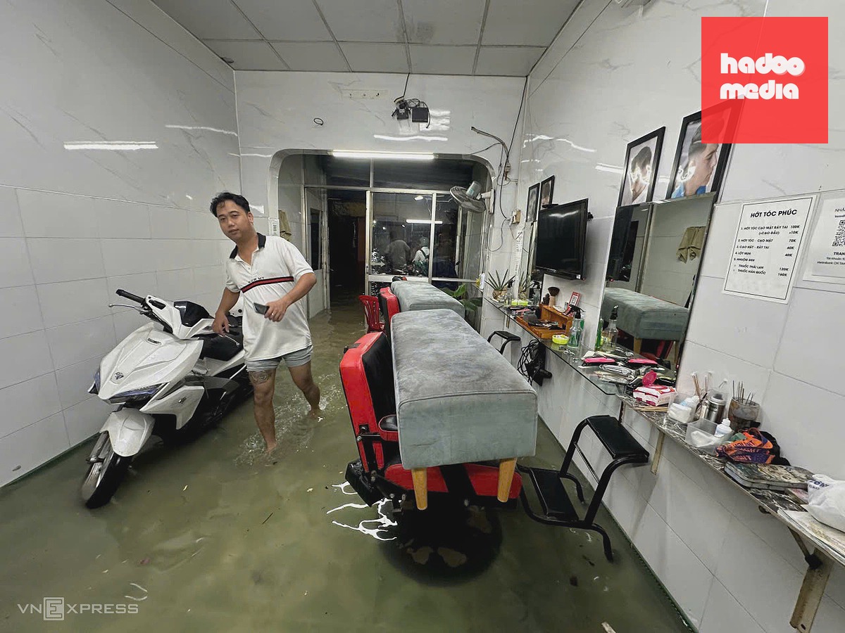 Mưa lớn gây ngập sâu, xe buýt và hàng quán TP HCM bị ảnh hưởng nặng